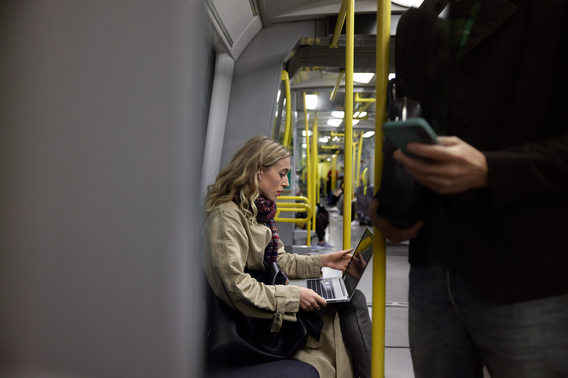 Mobilt bredband - Kvinna arbetar med laptop på tunnelbanan.