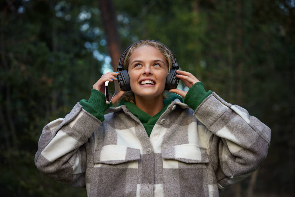 Tillbehör - Hörlurar och ljud - Tjej med hörlurar ute i skogen