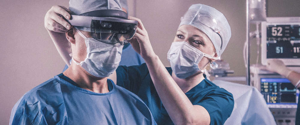 Sköterska hjälper läkare med digitalt headset.