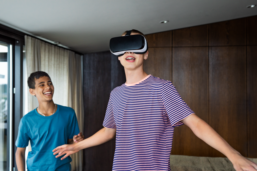 Två tonårskillar spelar spel med VR-headset.