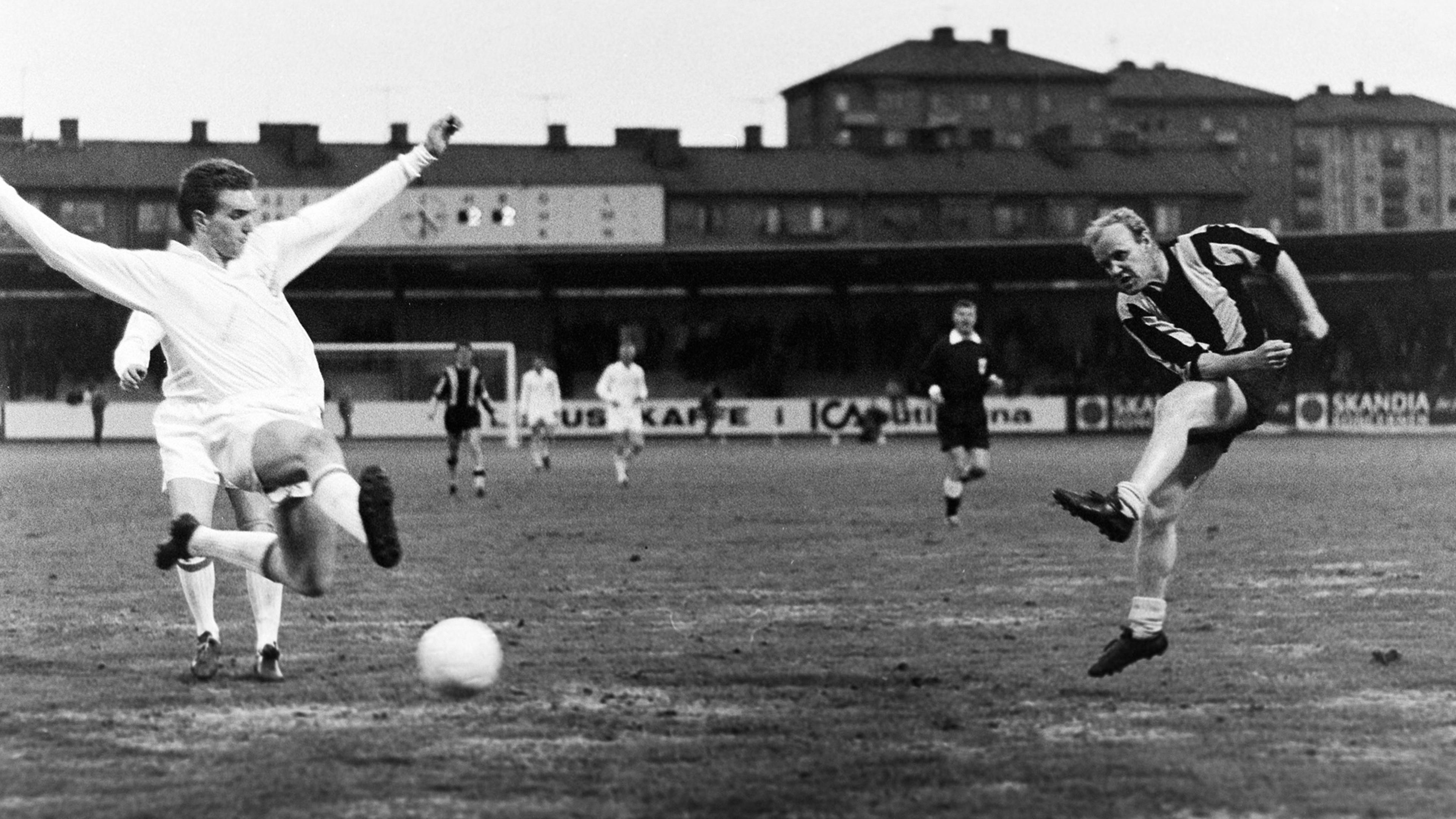 Nacka Skoglund i match 1967 under Allsvenskan, Hammarby - Göteborg, 2-2. 