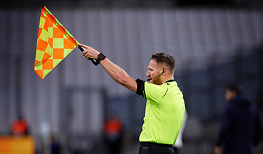 Linjedomare höjer flaggan för offside i UEFA Champions League