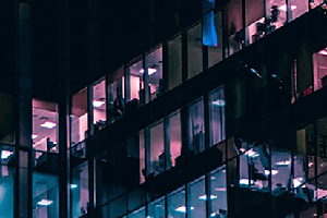 Kontor som lyser på natten