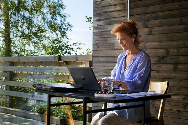 Kvinna arbetar på dator utomhus