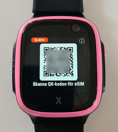 Skanna QR-koden på klockan med Xplora-appen i din mobil.