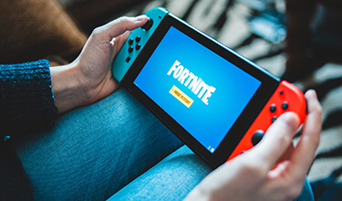 Person spelar Fortnite på en Nintendo Switch.