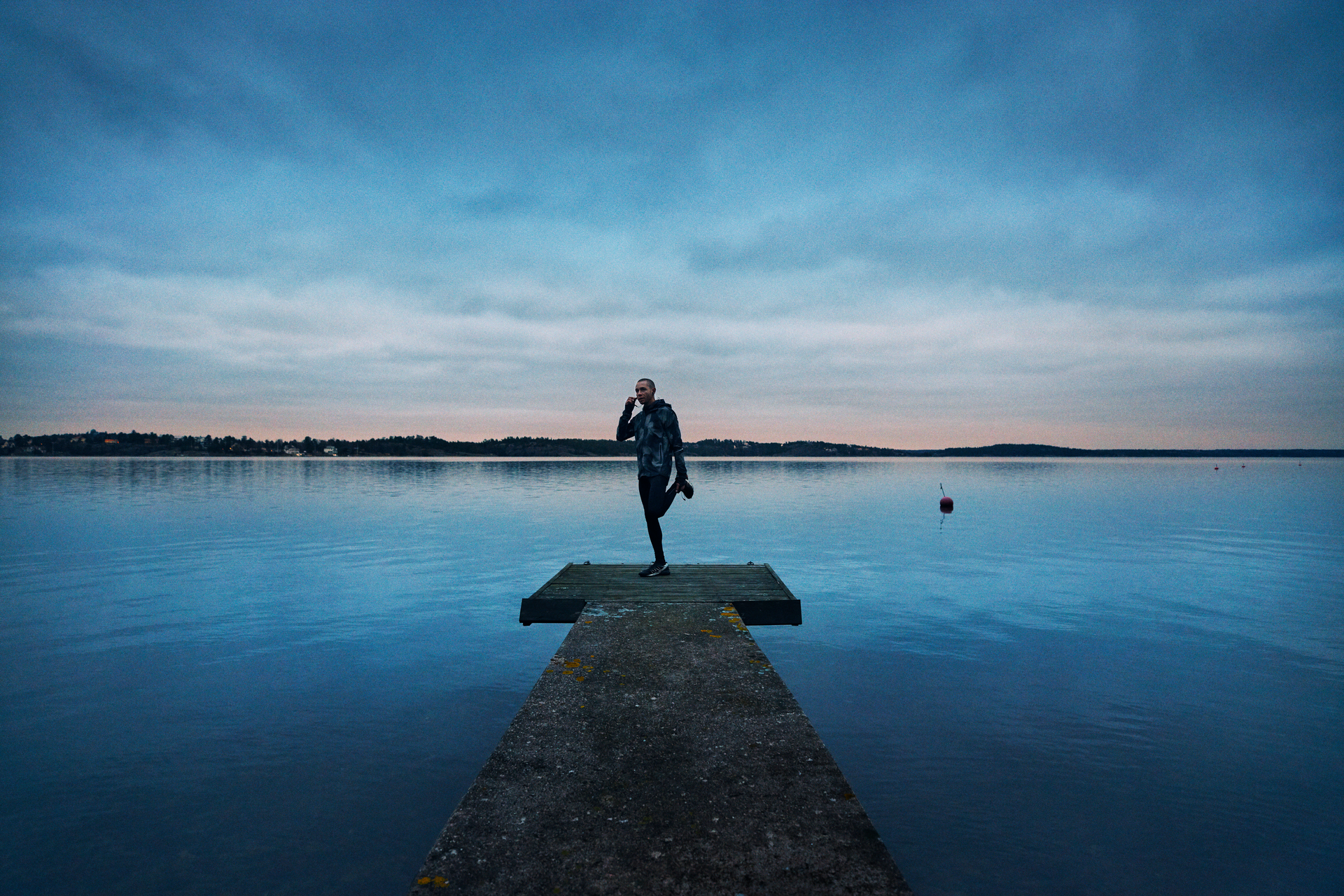 Man pratar i telefon på badbrygga