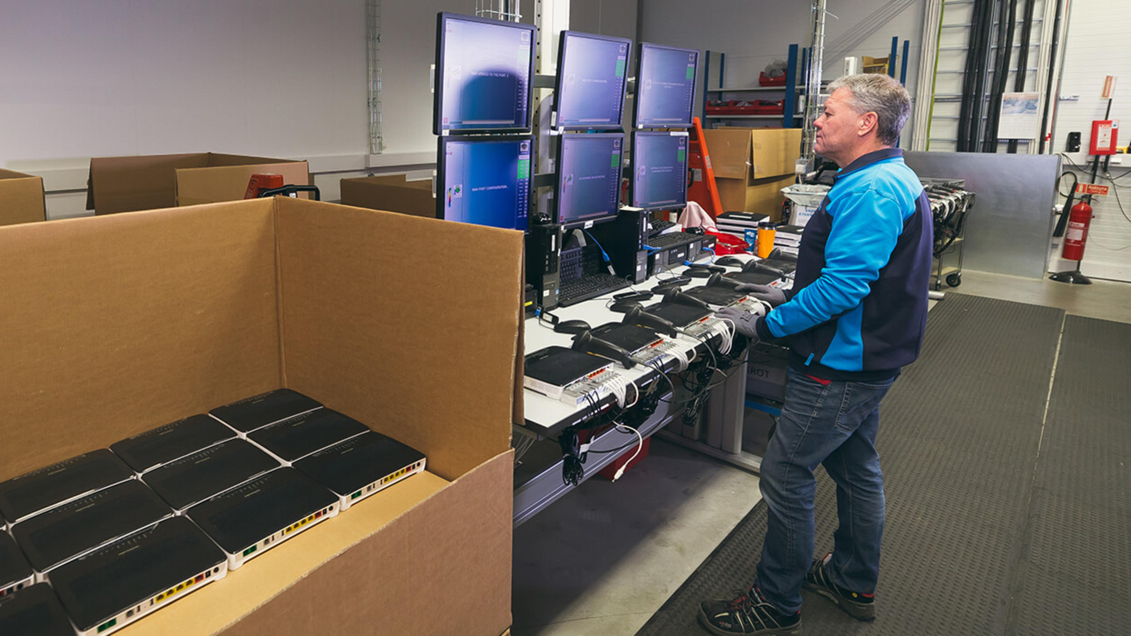 Returnerade routrar testas inför renovering och återbruk.