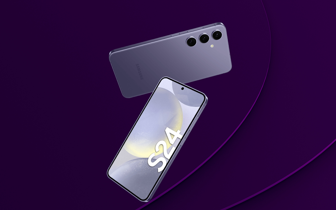 Fram- och baksida på Samsung Galaxy S24 i färgen violett (Cobalt Violet), på mörklila bakgrund.