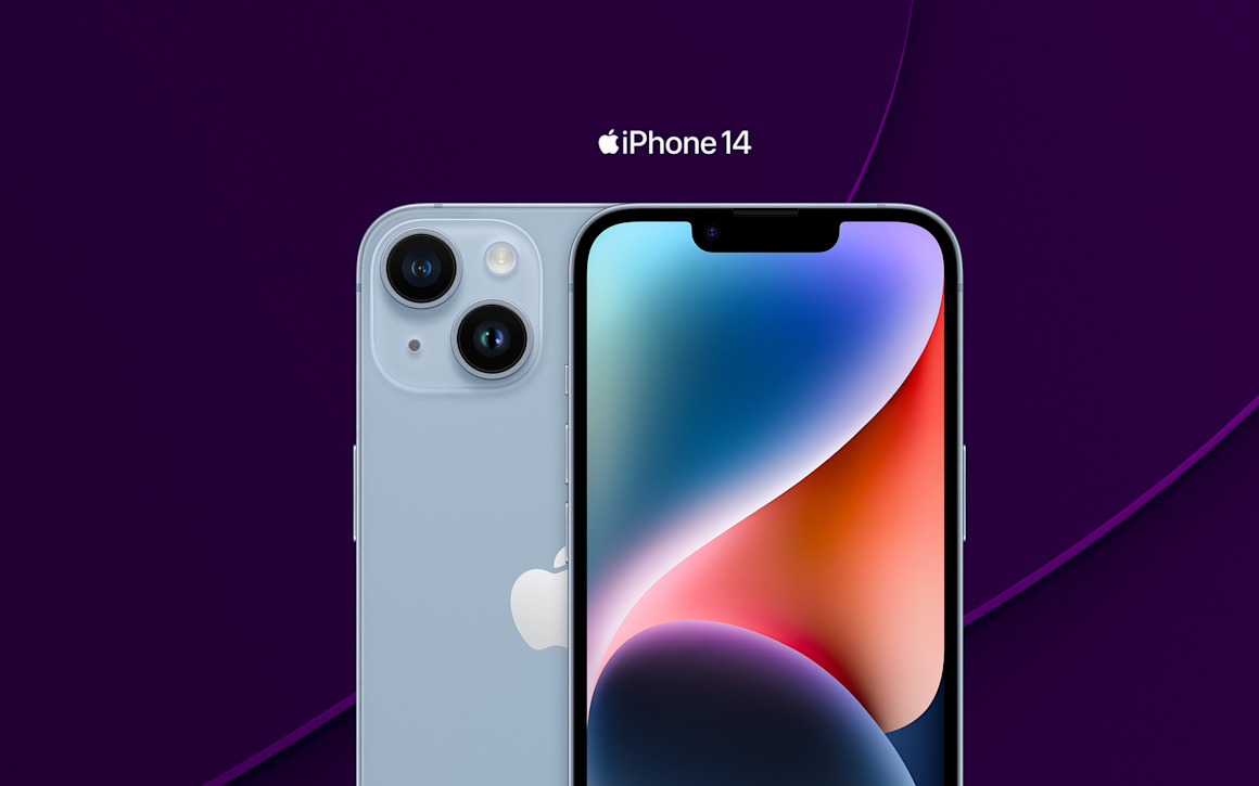 Fram och baksida på iPhone 14 i färgen ljusblå, på mörklila bakgrund.