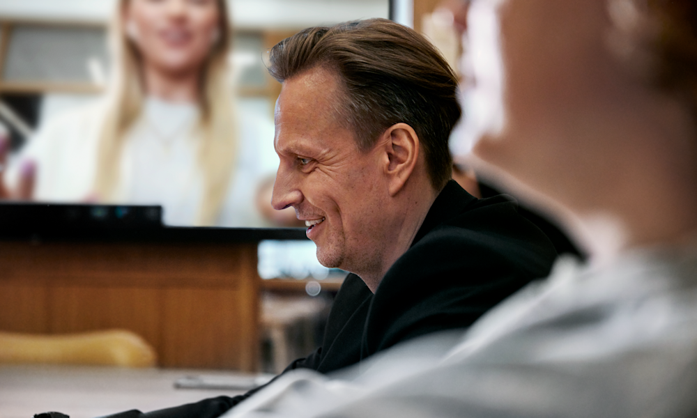 Man i kontorslandskap som tittar på dator