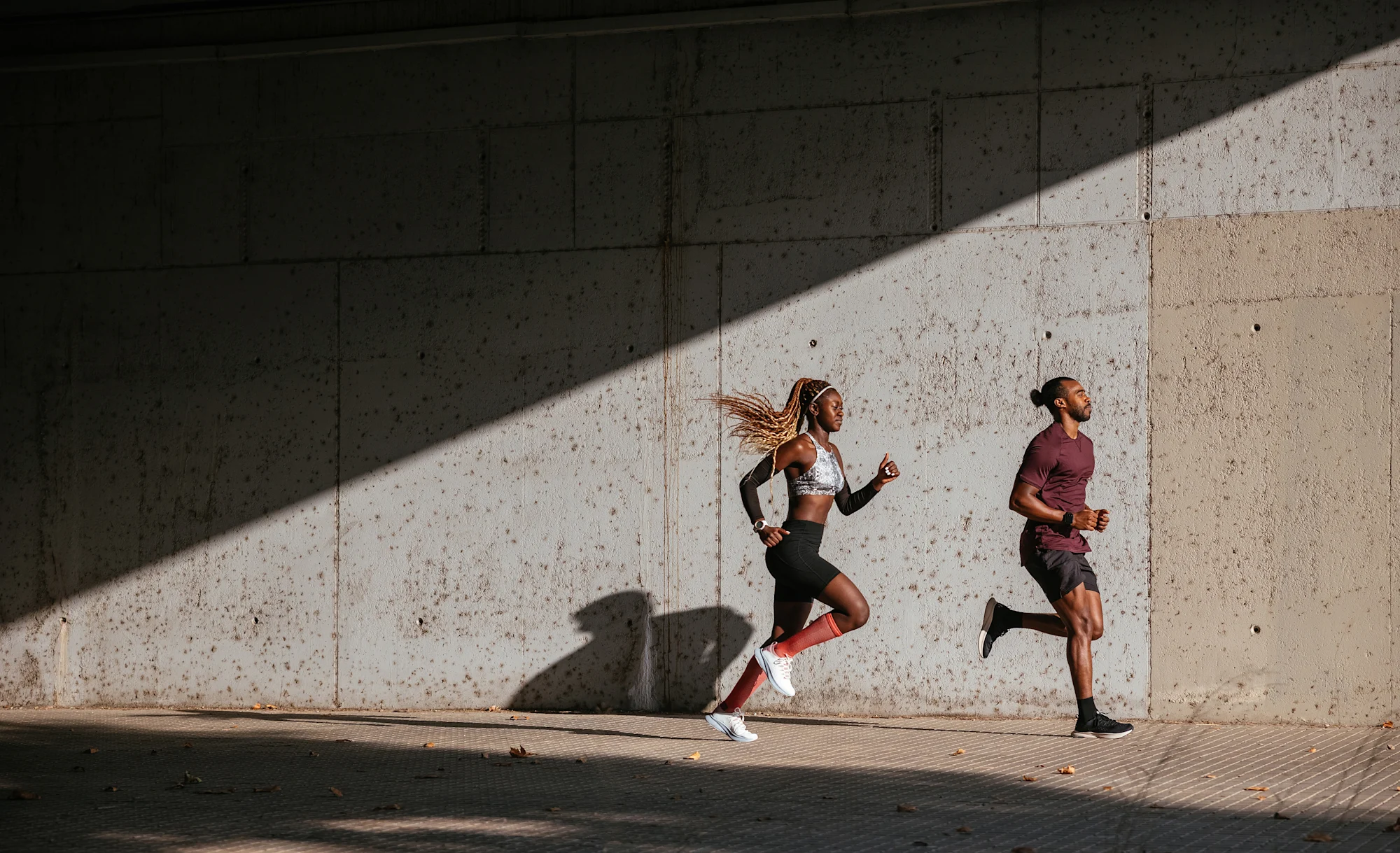 Man och kvinna springer med smartklocka