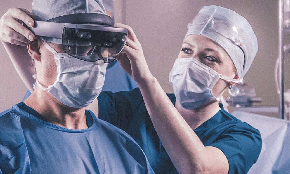 Sköterska hjälper läkare med digitalt headset.