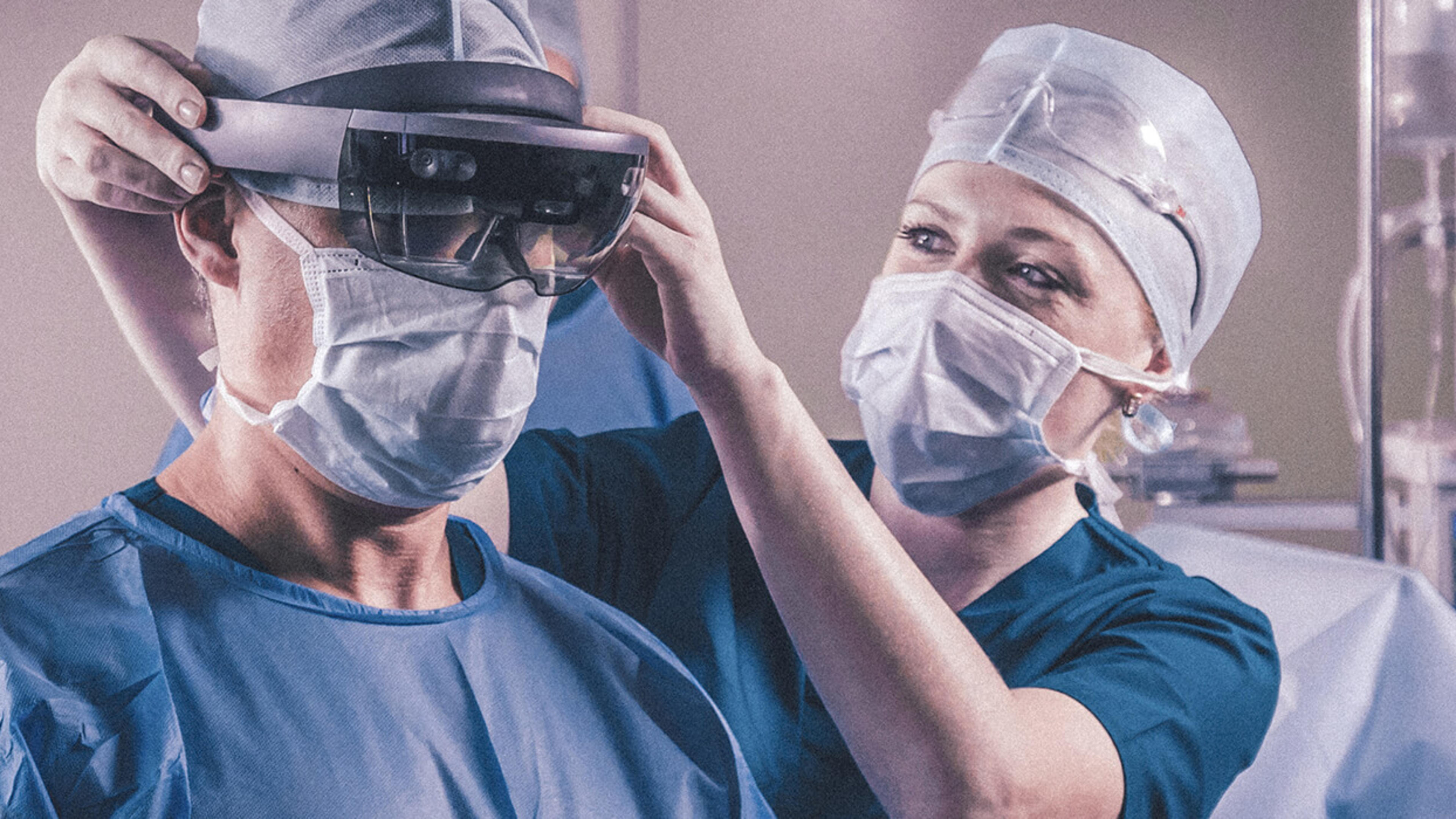 Sköterska hjälper läkare med digitalt headset.