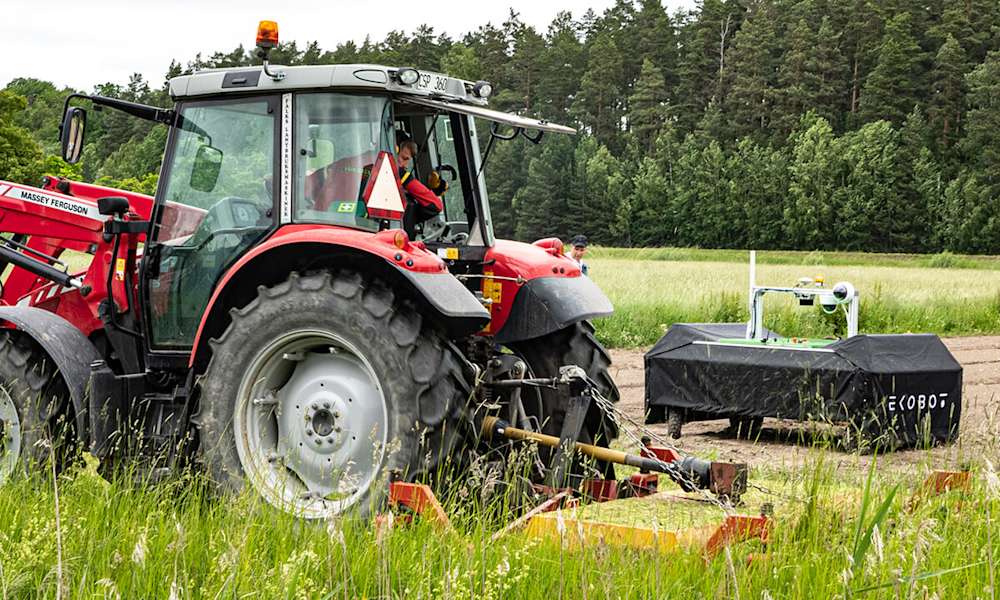 Ekobot-roboten under en testkörning på Brunnby gård.