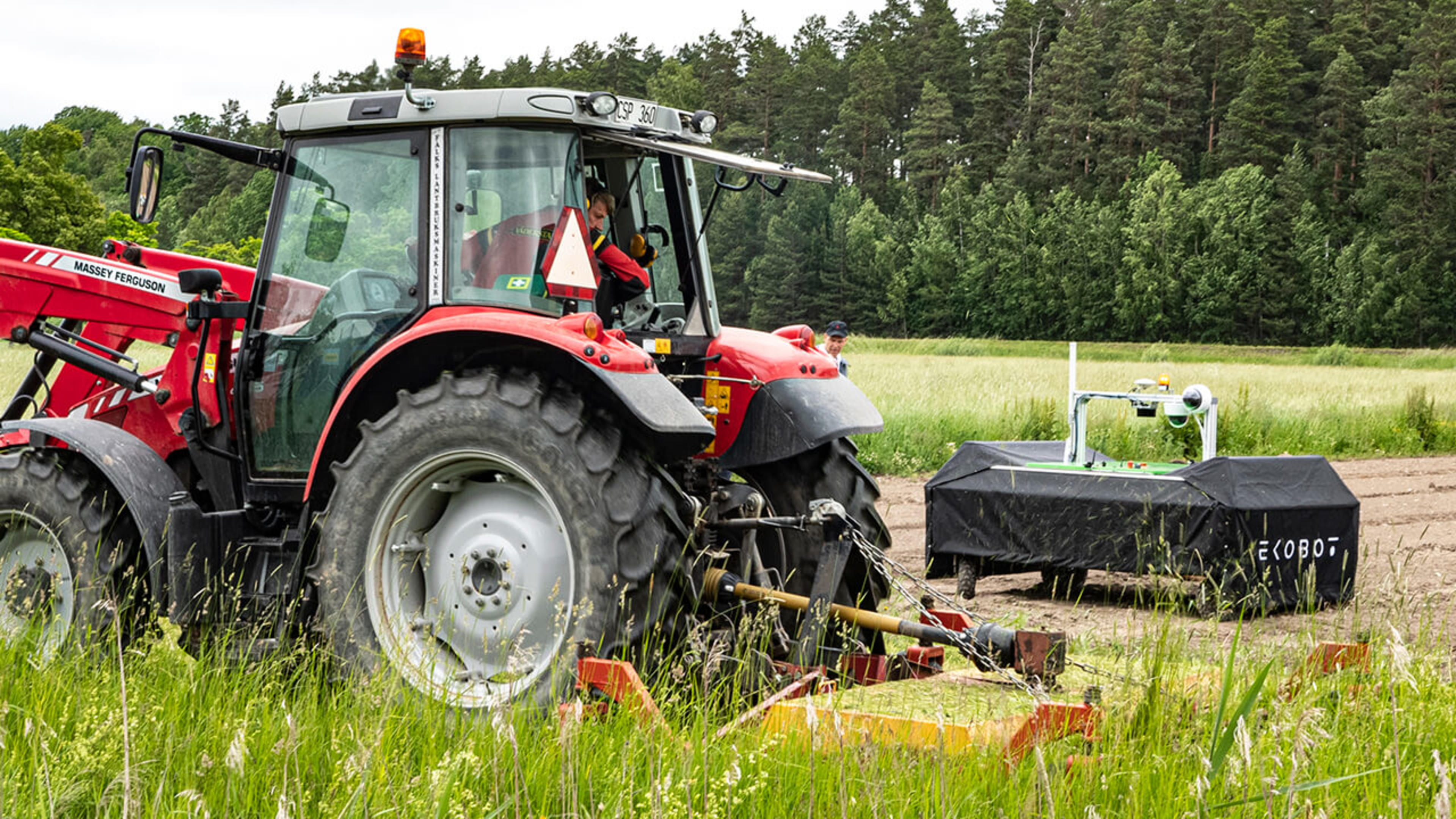 Ekobot-roboten under en testkörning på Brunnby gård.