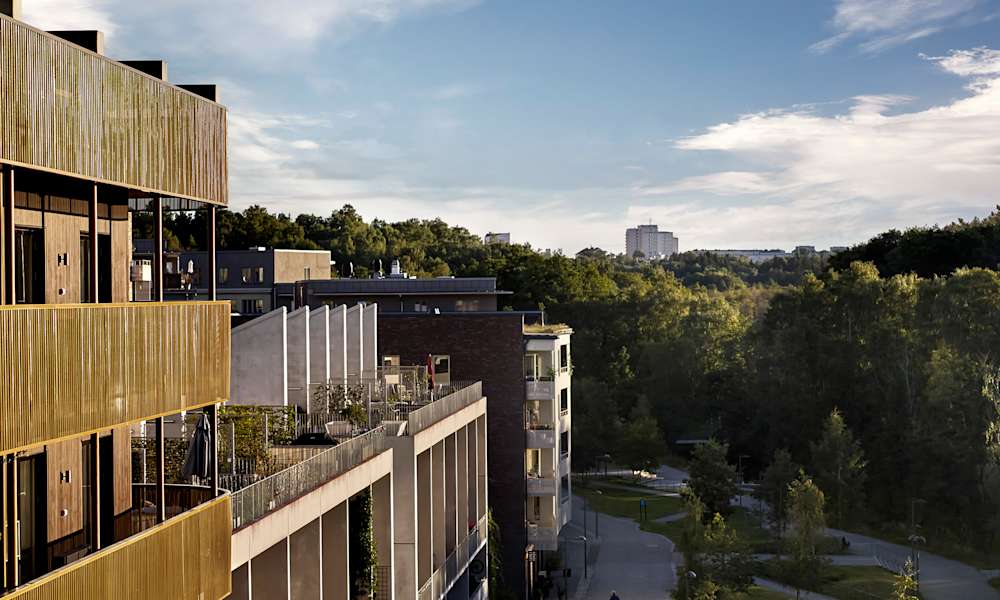 Moderna hus i urban förortsmiljö nära natur eller park. Det går numera att använda Mobilt bredband via 5G som alternativ till fiber.