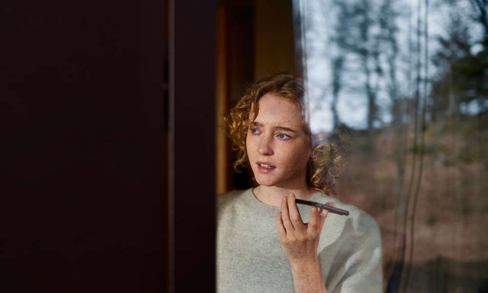 Kvinna som pratar i telefon