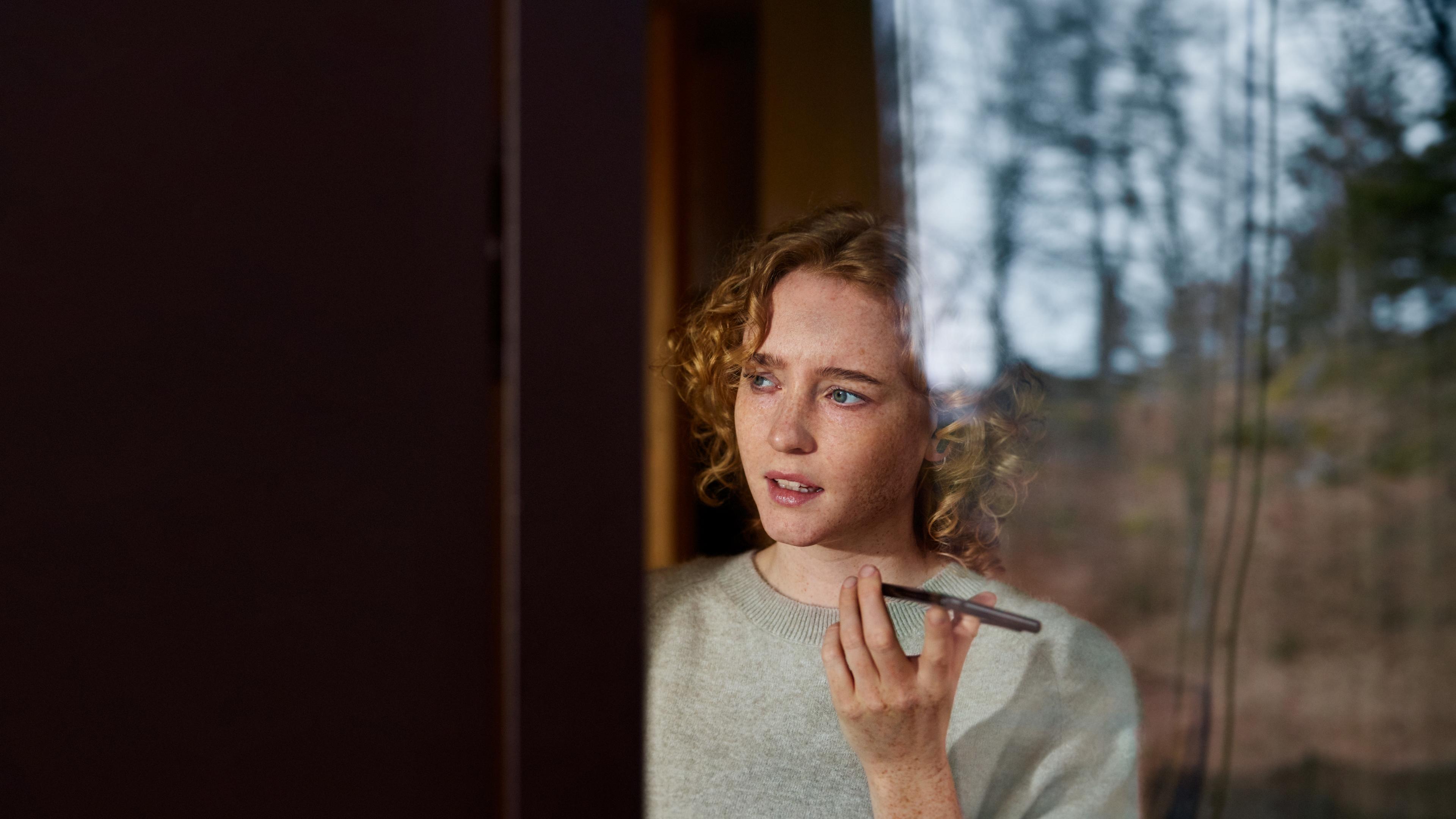 Kvinna som pratar i telefon