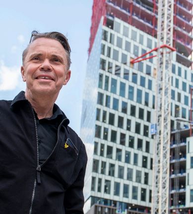 Man framför höghus