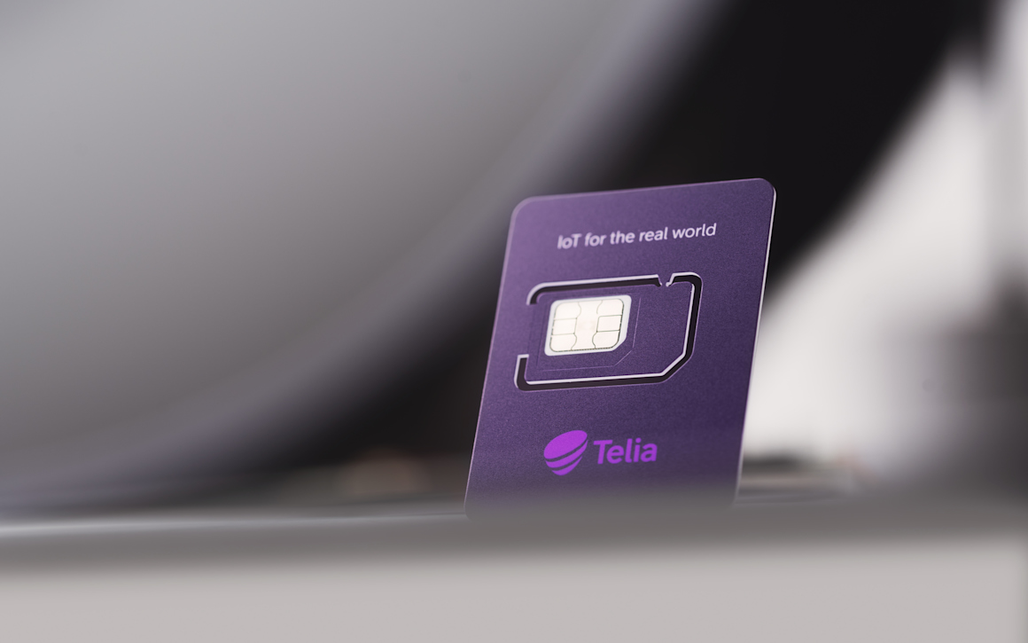 Närbild på simkort från Telia