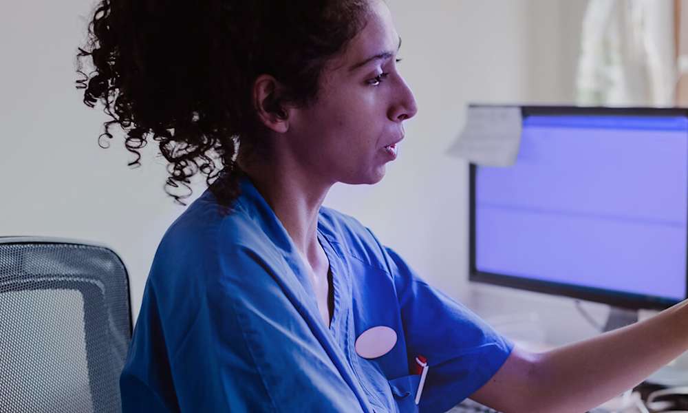 SJuksköterska tar ett videosamtal på mobilen.