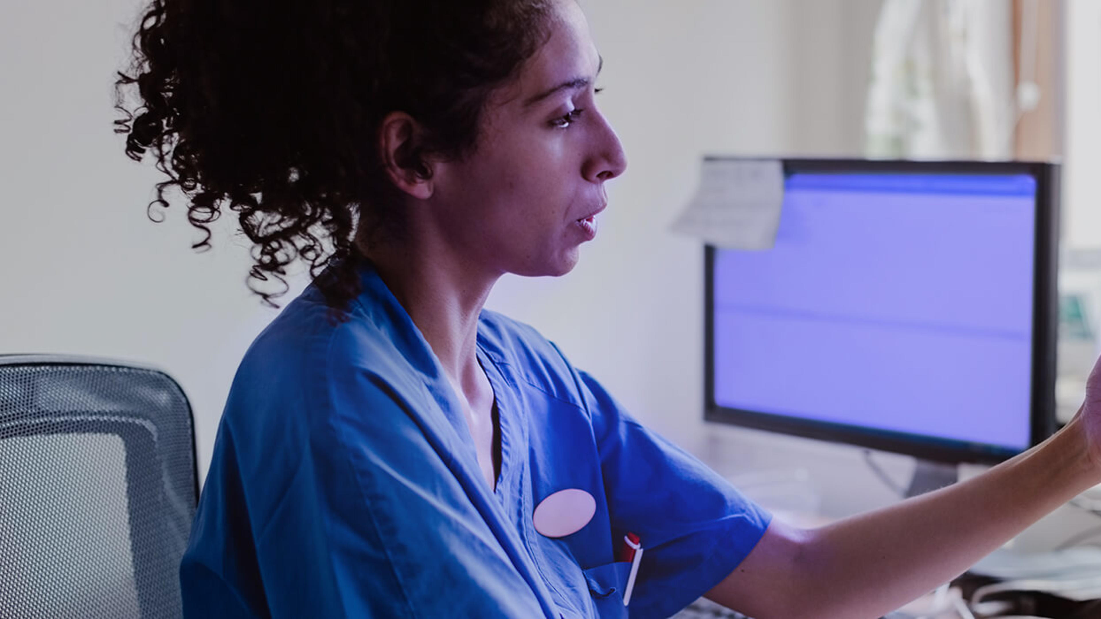 SJuksköterska tar ett videosamtal på mobilen.