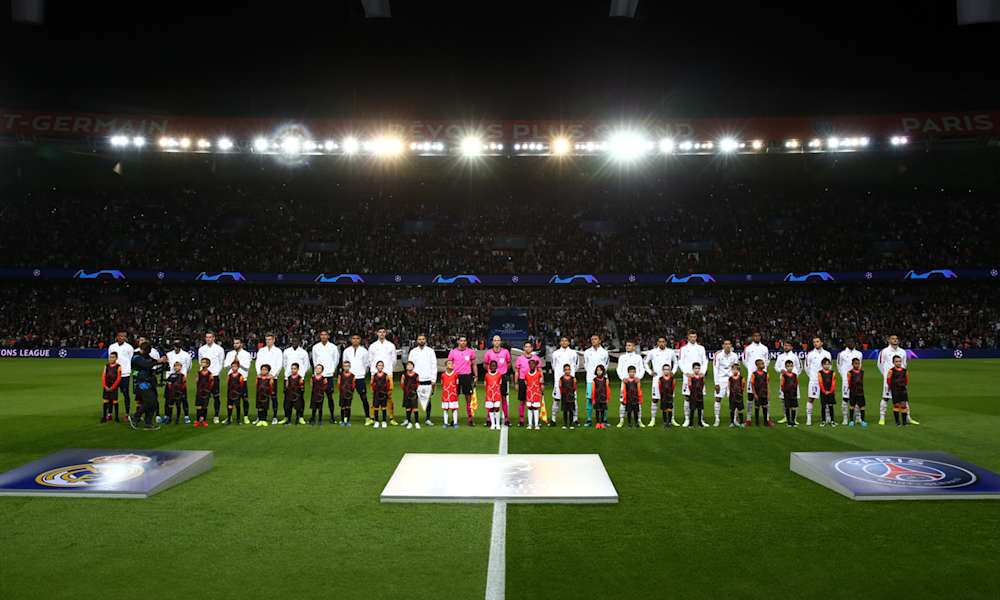 Laguppställning inför en match på Paris St Germain stadium. Vid dessa tillfällen spelas ofta UEFA Champions League hymnen.