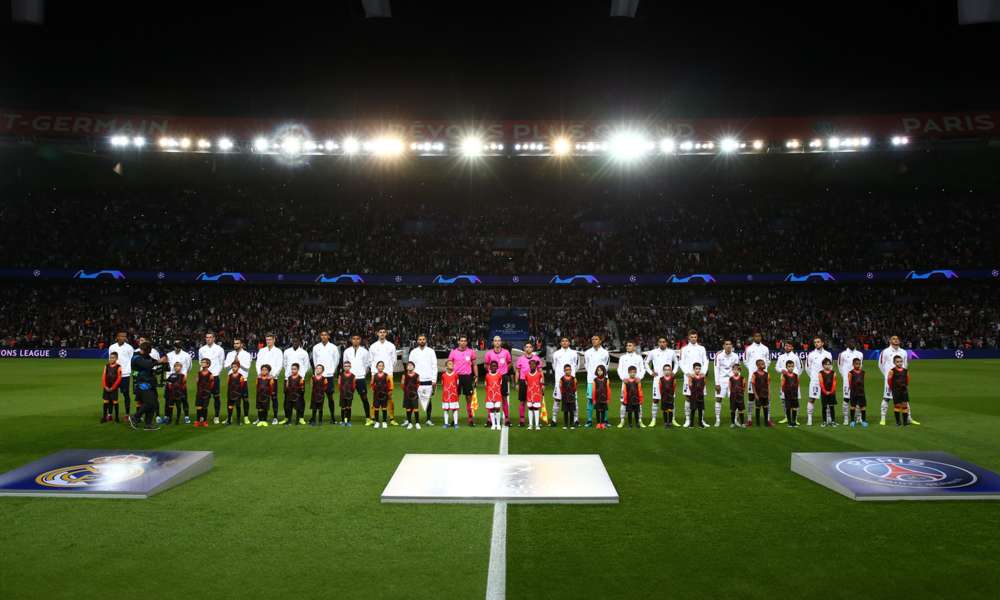 Laguppställning inför en match på Paris St Germain stadium. Vid dessa tillfällen spelas ofta UEFA Champions League hymnen. 