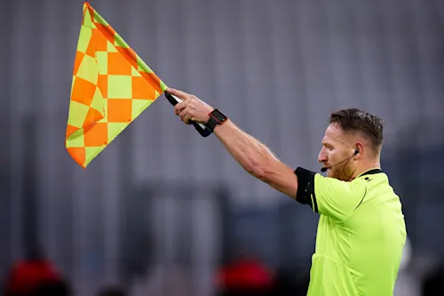 En domare vinkar offside under en match i UEFA Champions League.