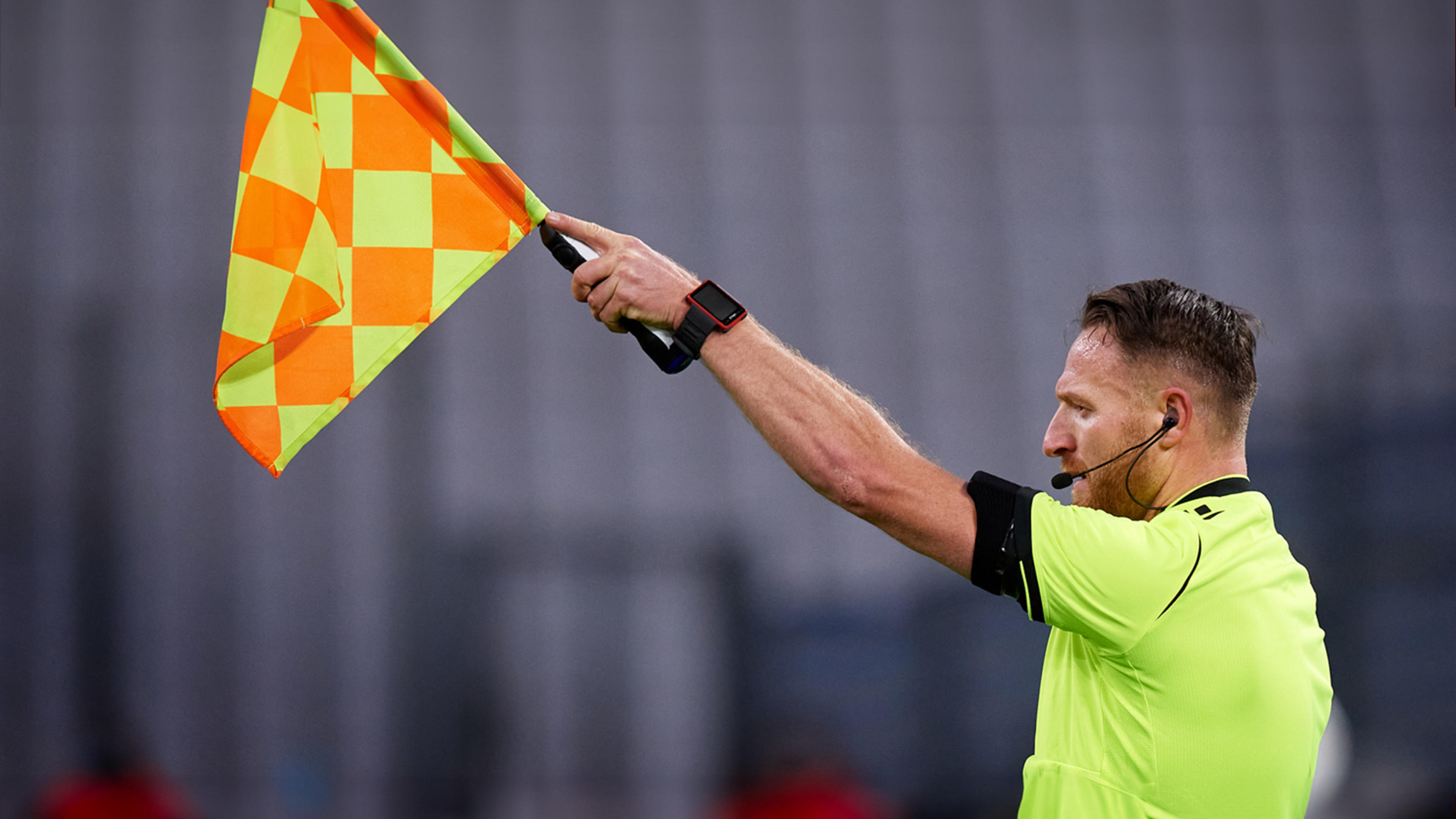 En domare vinkar offside under en match i UEFA Champions League.