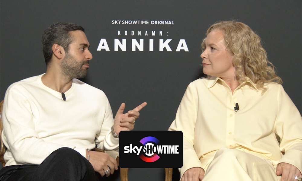 I "Kodnamn: Annika" korsas gränserna mellan identiteter och länder när hemligheter och konstnärliga bedrägerier avslöjas. Vi satt ned med skådespelarna Eva Melander och Ardalan Esmaili för att prata mer om SkyShowtimes spännande serie.