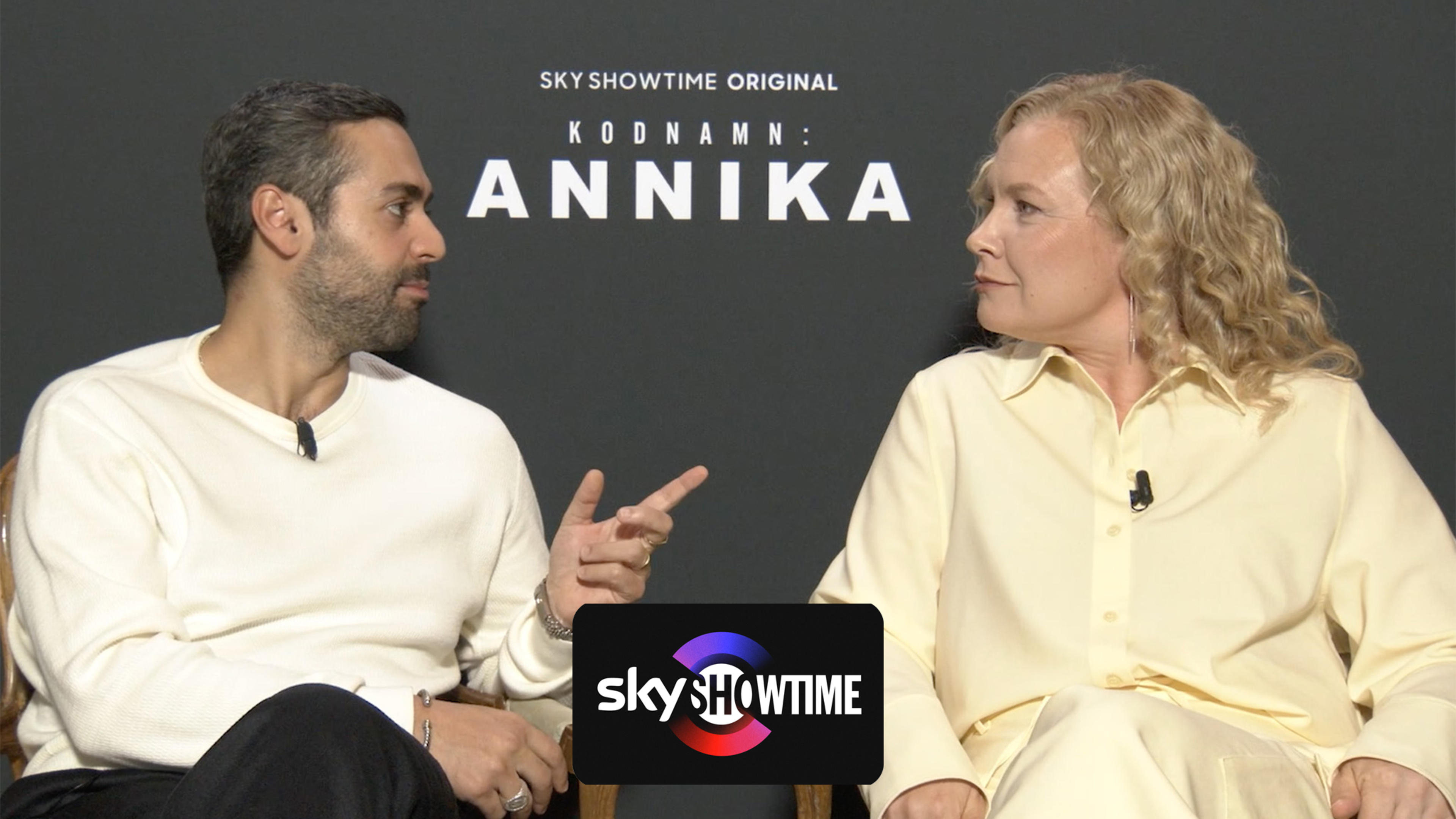 I "Kodnamn: Annika" korsas gränserna mellan identiteter och länder när hemligheter och konstnärliga bedrägerier avslöjas. Vi satt ned med skådespelarna Eva Melander och Ardalan Esmaili för att prata mer om SkyShowtimes spännande serie.
