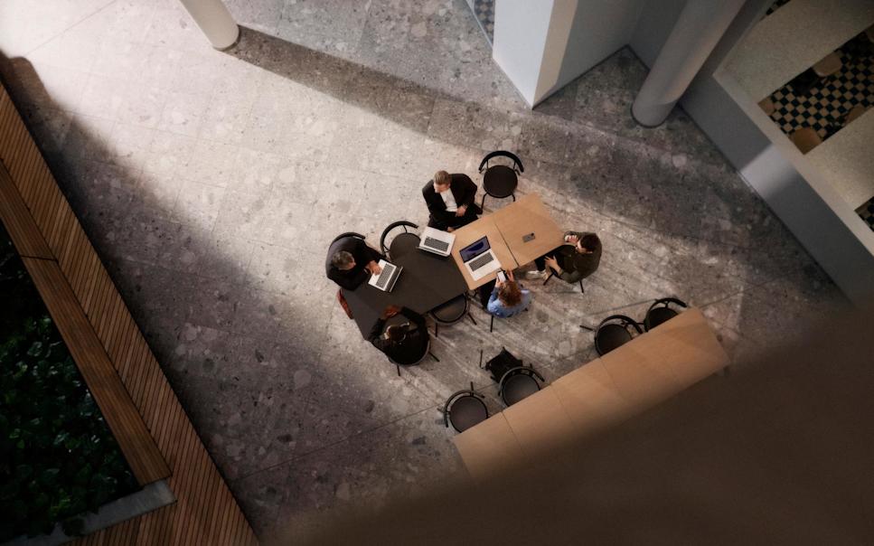Kollegor på kontor sett uppifrån.