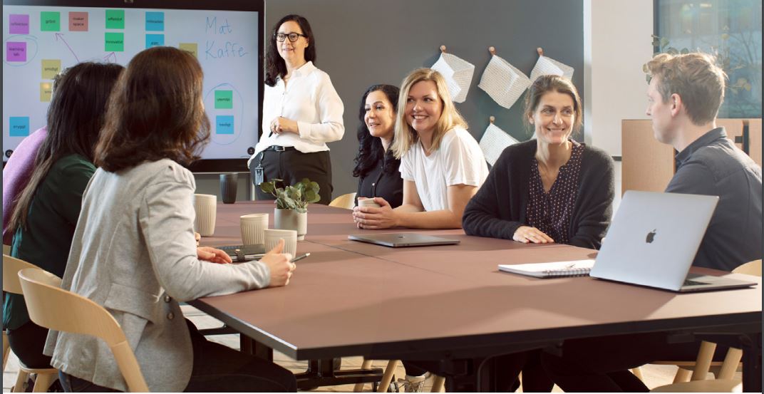 Människor vid konferensbord