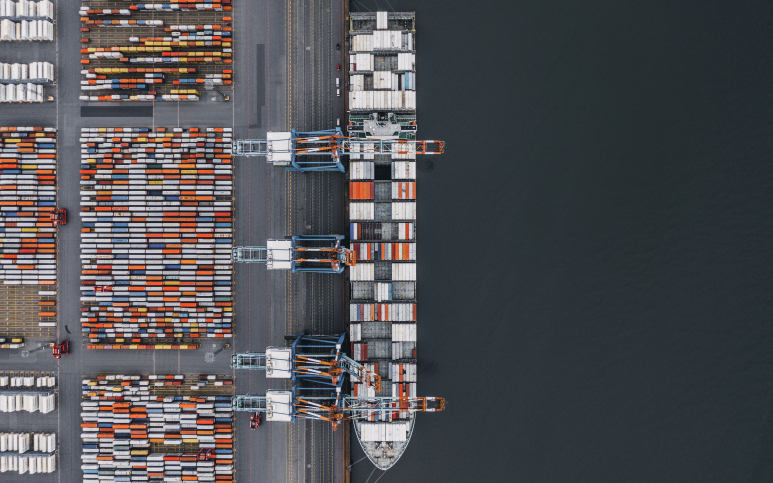 Containerfartyg i hamn