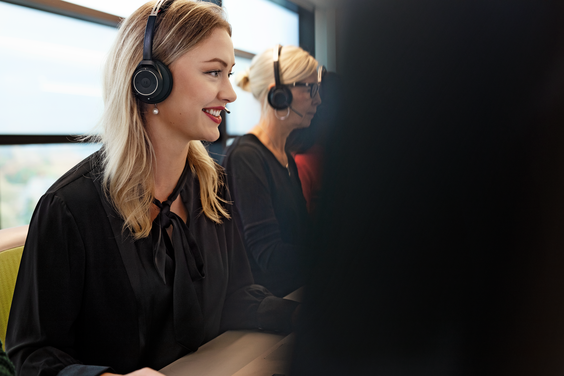 Kvinnlig och manlig kundtjänstmedarbetare med headset