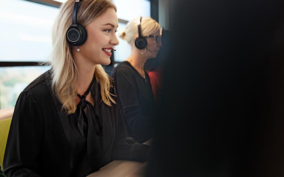 Kvinnlig och manlig kundtjänstmedarbetare med headset