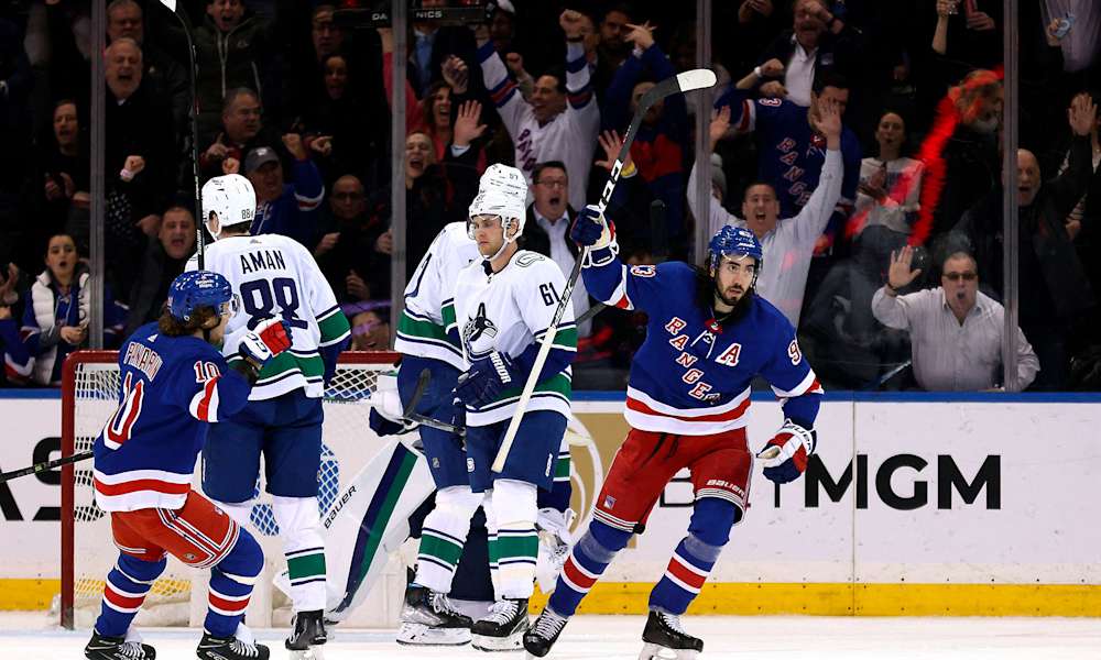 Missa inga matcher i NHL. Du kan följa världens bästa hockeyliga på Viaplay. Här ser vi spelaren Mika Zibanejad i action.