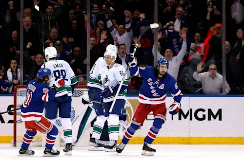 Missa inga matcher i NHL. Du kan följa världens bästa hockeyliga på Viaplay. Här ser vi spelaren Mika Zibanejad i action. 