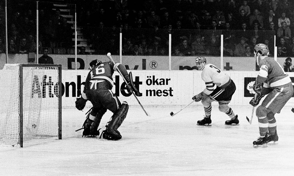 Historien om SHL går tillbaka till 1922. Men det är först från 1974 ishockeyligan börjar likna dagens form. Den kallades först Elitserien. Här ser vi en bild från ett spännande ögonblick på isen i SM i ishockey någon gång på 60-talet. 