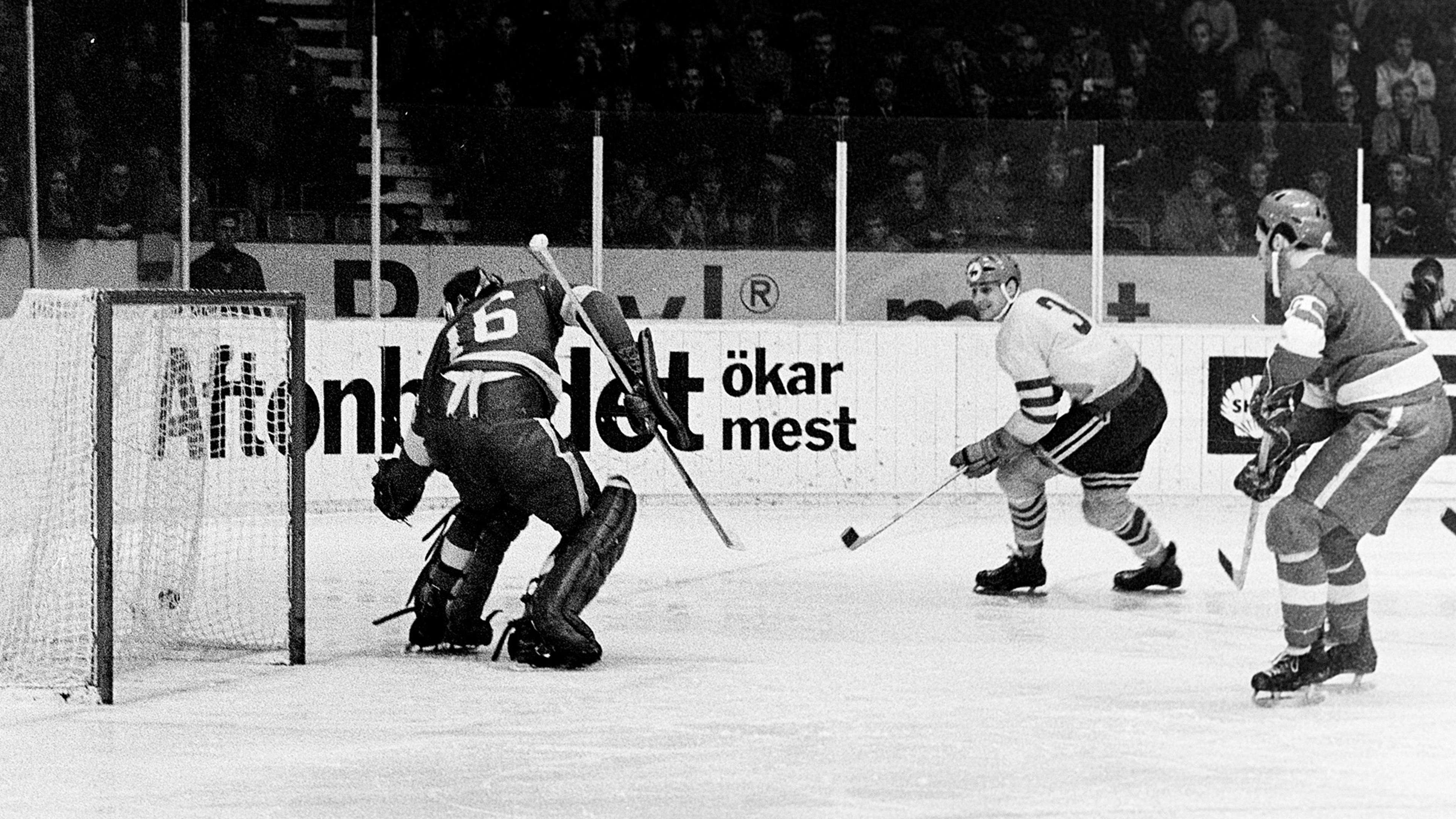 Historien om SHL går tillbaka till 1922. Men det är först från 1974 ishockeyligan börjar likna dagens form. Den kallades först Elitserien. Här ser vi en bild från ett spännande ögonblick på isen i SM i ishockey någon gång på 60-talet. 