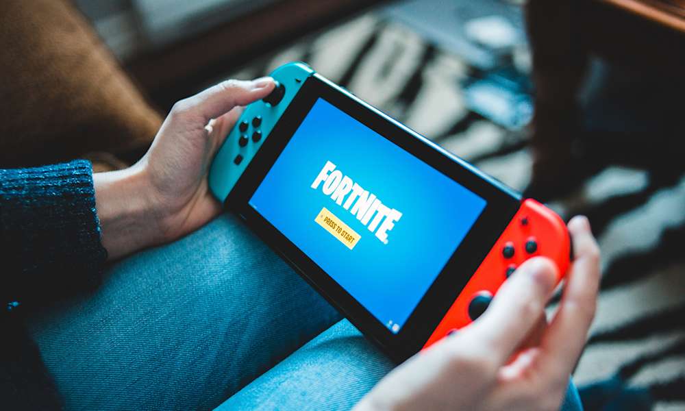 Spelkonsol med Fortnite på skärmen.