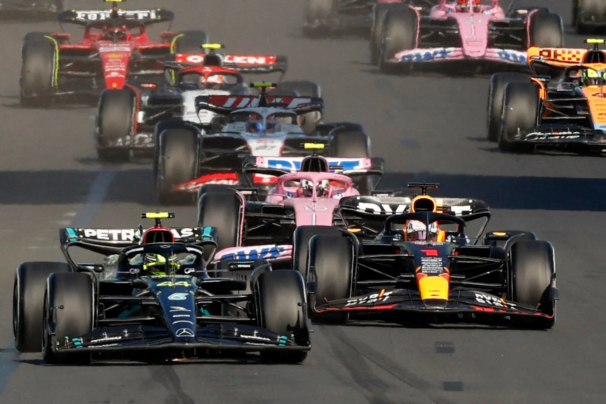 Formel 1 säsongen 2024 ser ut att bli minst lika fartfyll som tidigare år med 24 inplanerade lopp och fler lopp på lördagar. Här är ett antal bilar på banan i samband med Grand Prix i Australien 2023.
