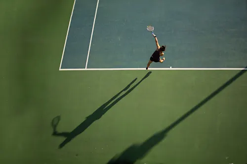 Tennis - tennisspelare på courten slår med tennisracket.