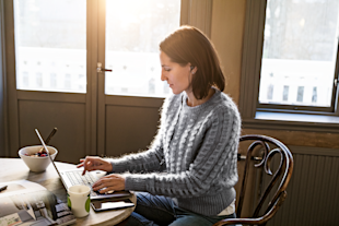 Kvinna arbetar vid dator