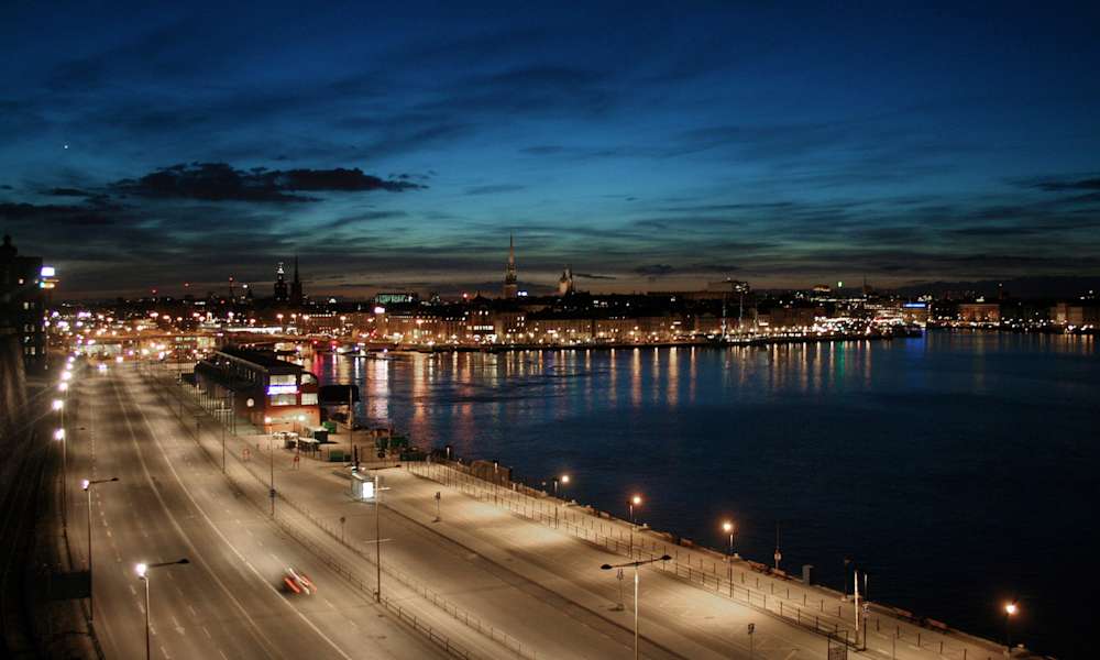 Bilväg vid vattnet i skymningen på Södermalm i Stockholm.
