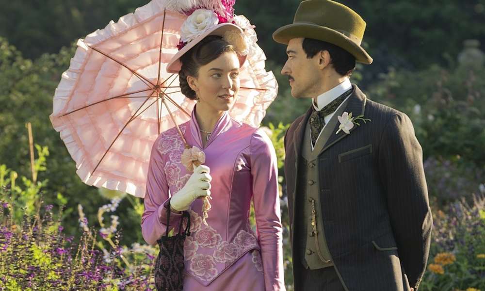 "The Gilded Age" är en historisk TV-serie som utspelar sig under 1880-talets högkonjunktur i New York City. Säsong 2 har premiär i oktober 2023 på HBO Max.