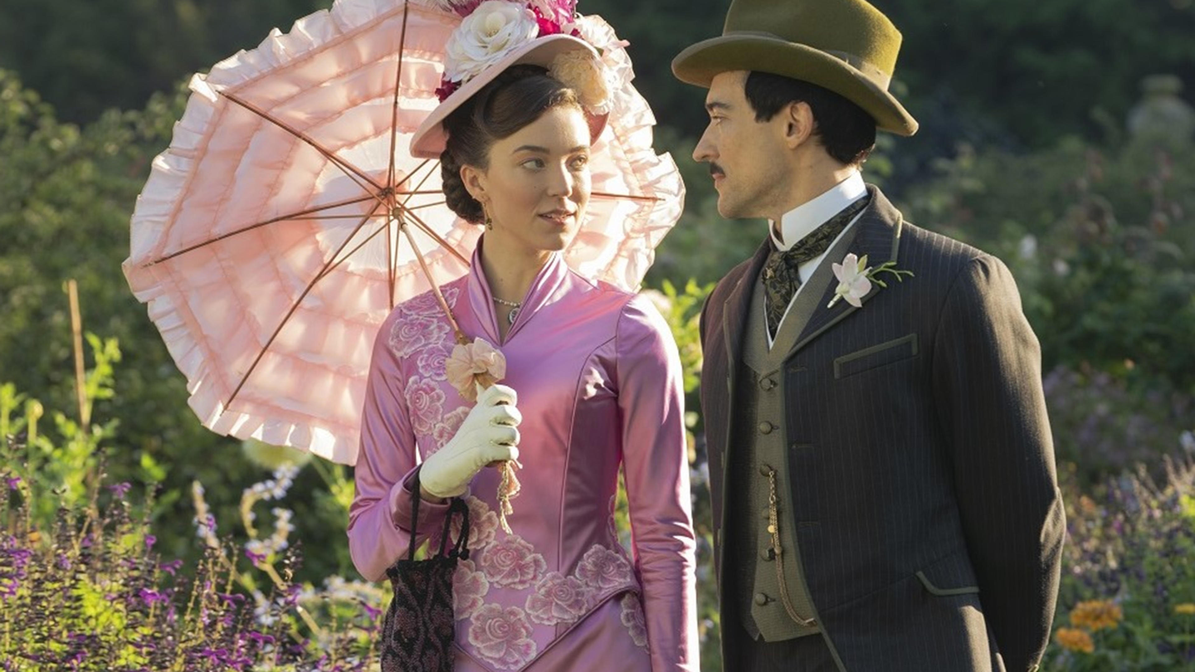 "The Gilded Age" är en historisk TV-serie som utspelar sig under 1880-talets högkonjunktur i New York City. Säsong 2 har premiär i oktober 2023 på HBO Max.