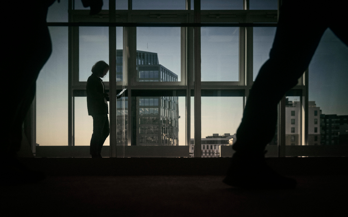 Man i silhuett framför fönster